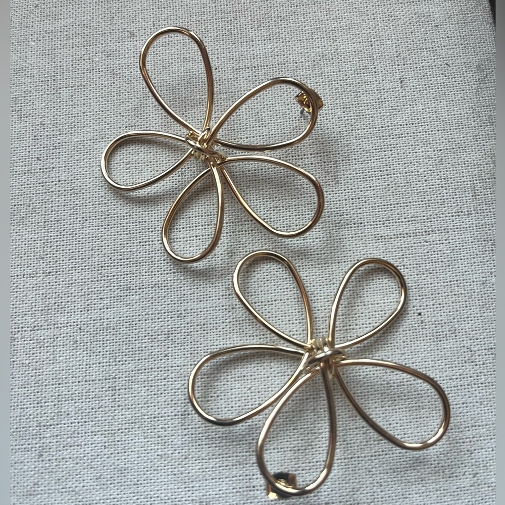 SHASHI Anemone Outline Goldplated Stud Earrings-NWOT - Picture 9 of 15